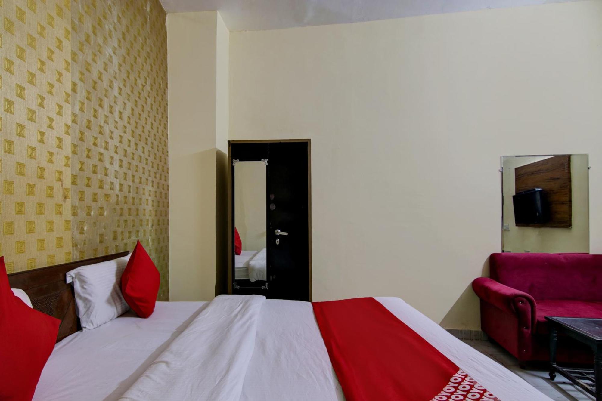 Hotel Yash House Ню Делхи Екстериор снимка