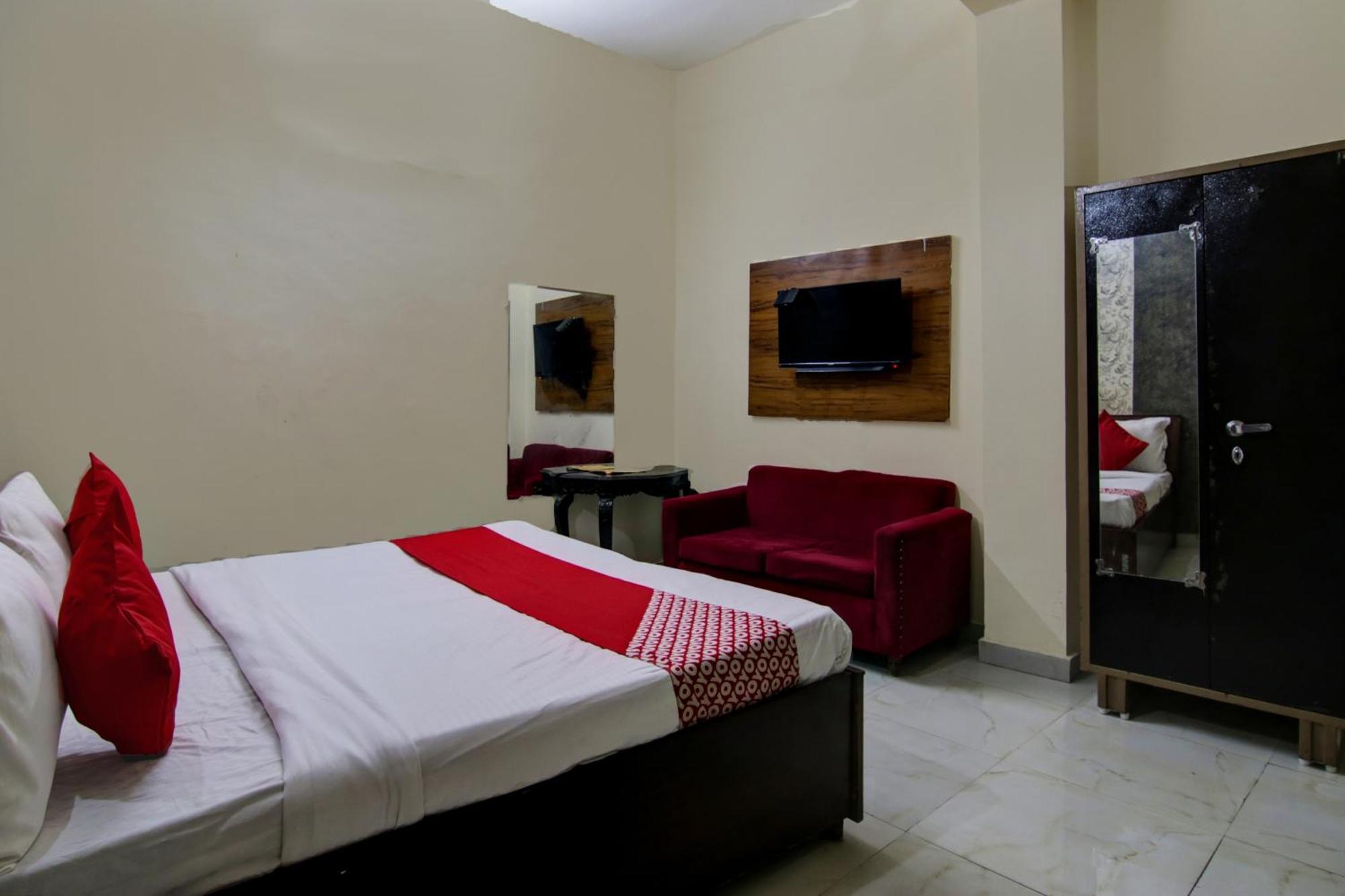 Hotel Yash House Ню Делхи Екстериор снимка