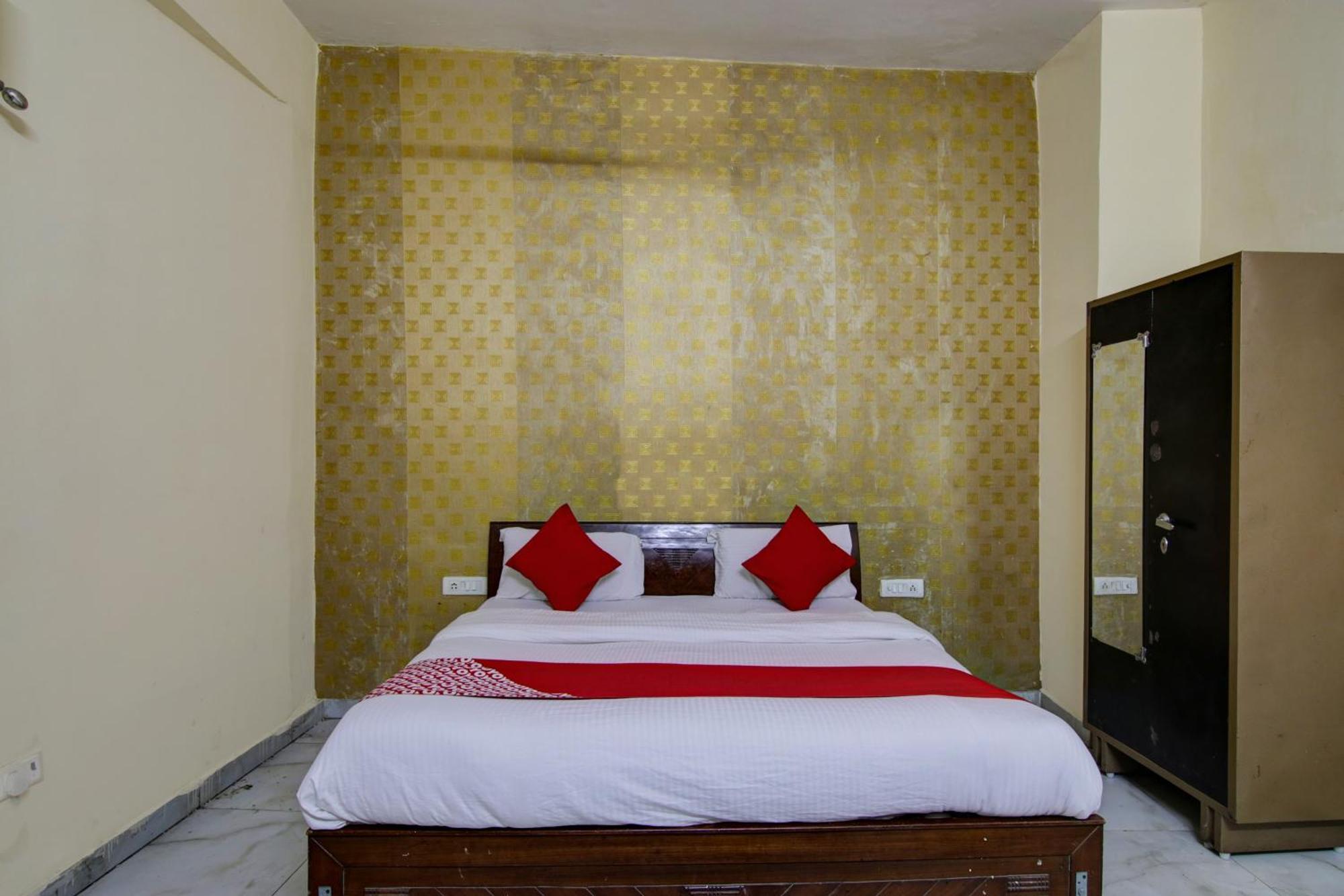 Hotel Yash House Ню Делхи Екстериор снимка