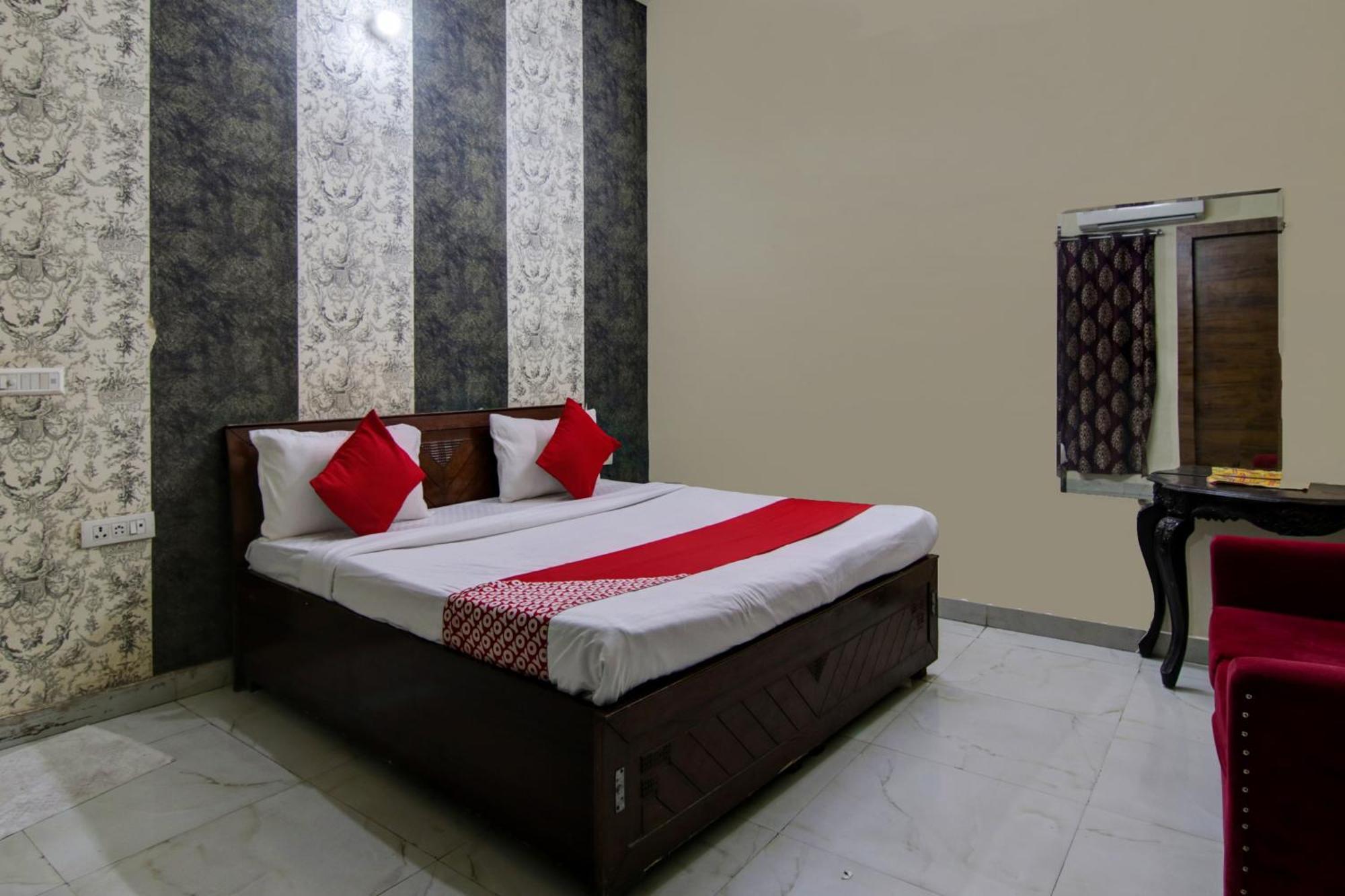 Hotel Yash House Ню Делхи Екстериор снимка