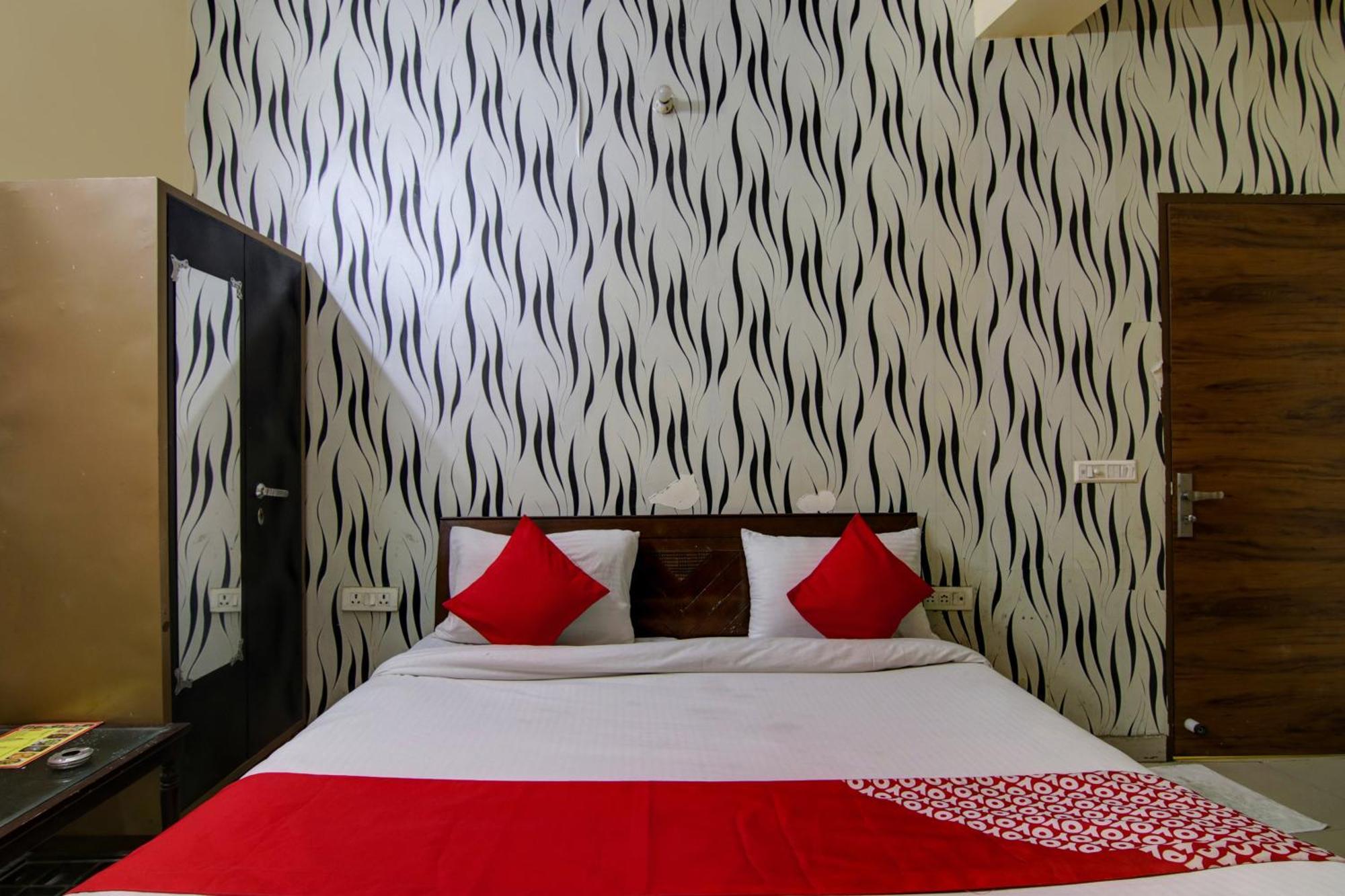 Hotel Yash House Ню Делхи Екстериор снимка