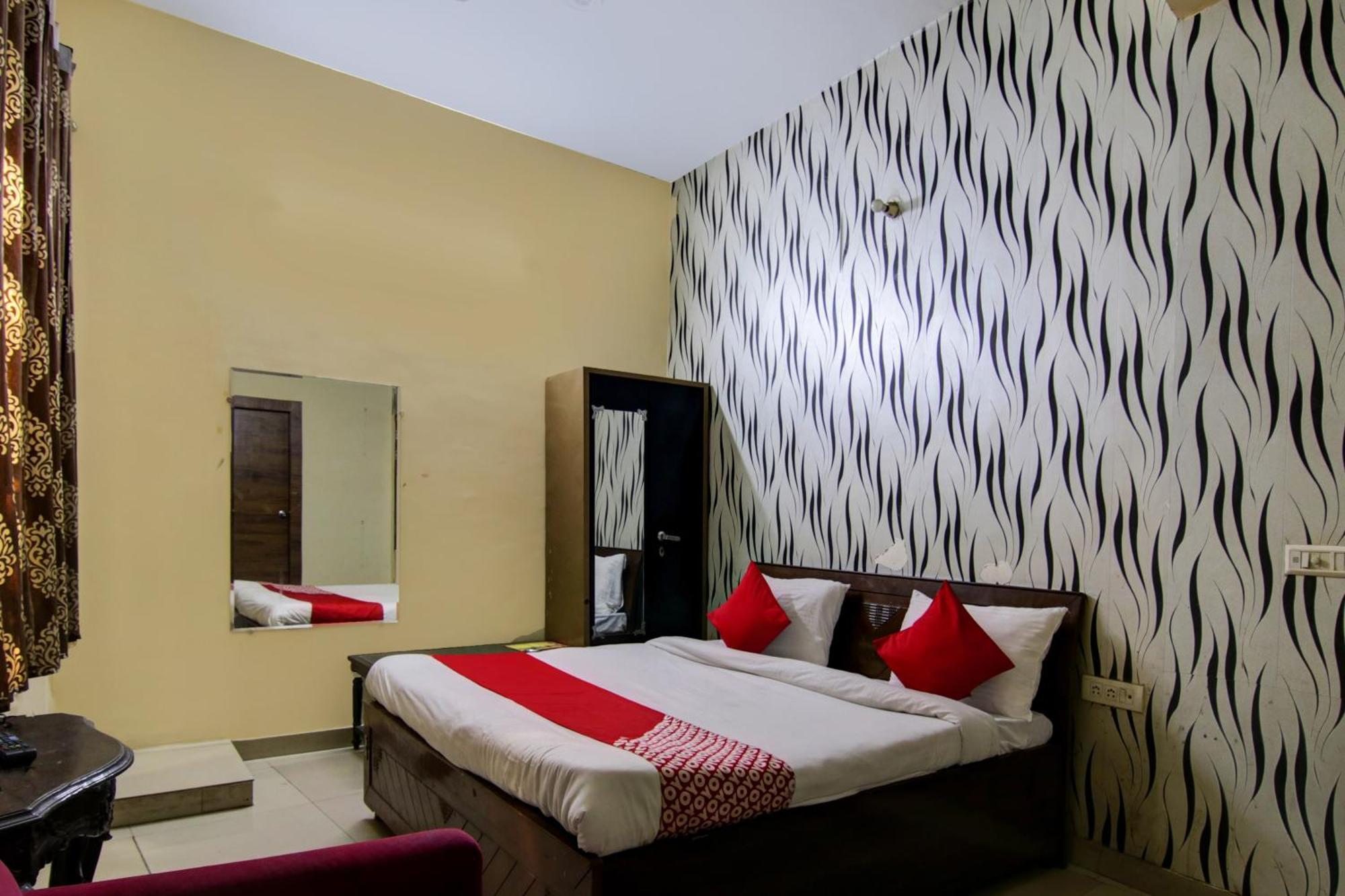 Hotel Yash House Ню Делхи Екстериор снимка