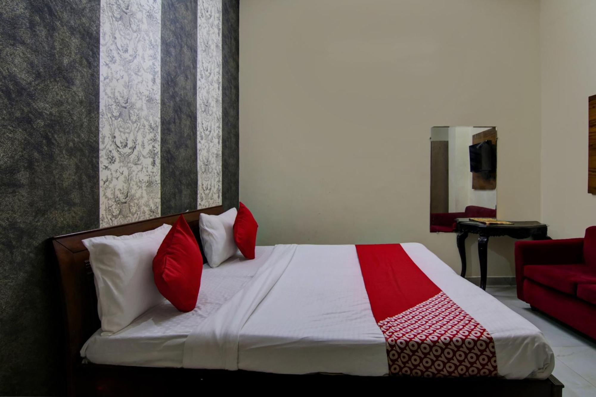 Hotel Yash House Ню Делхи Екстериор снимка