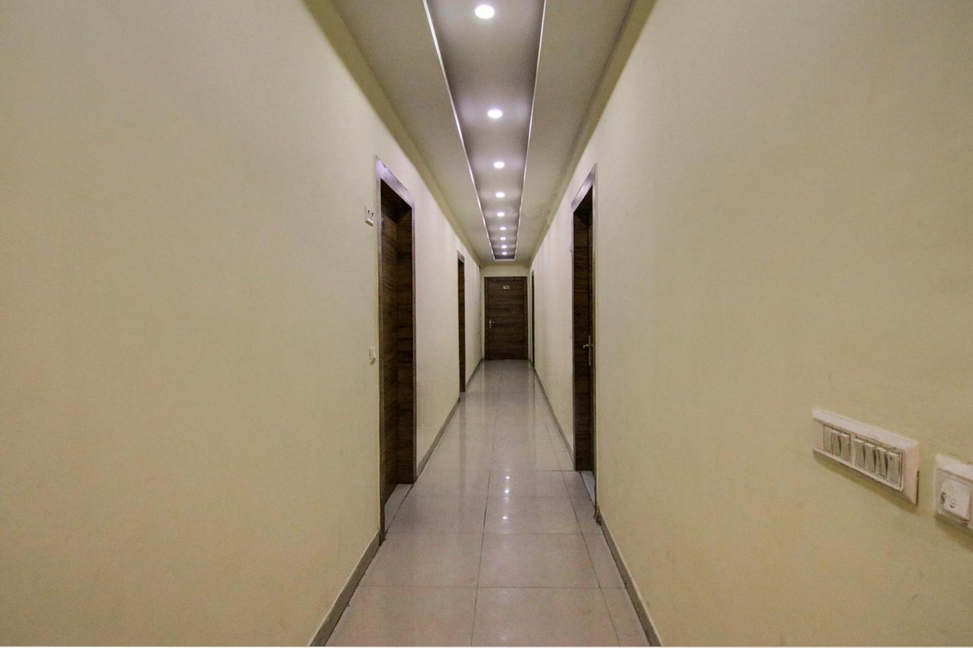 Hotel Yash House Ню Делхи Екстериор снимка