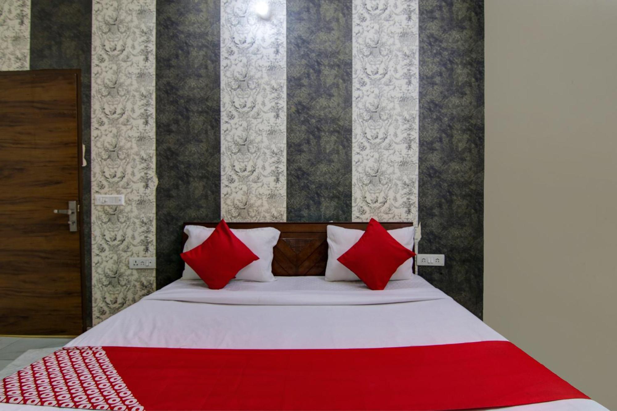 Hotel Yash House Ню Делхи Екстериор снимка