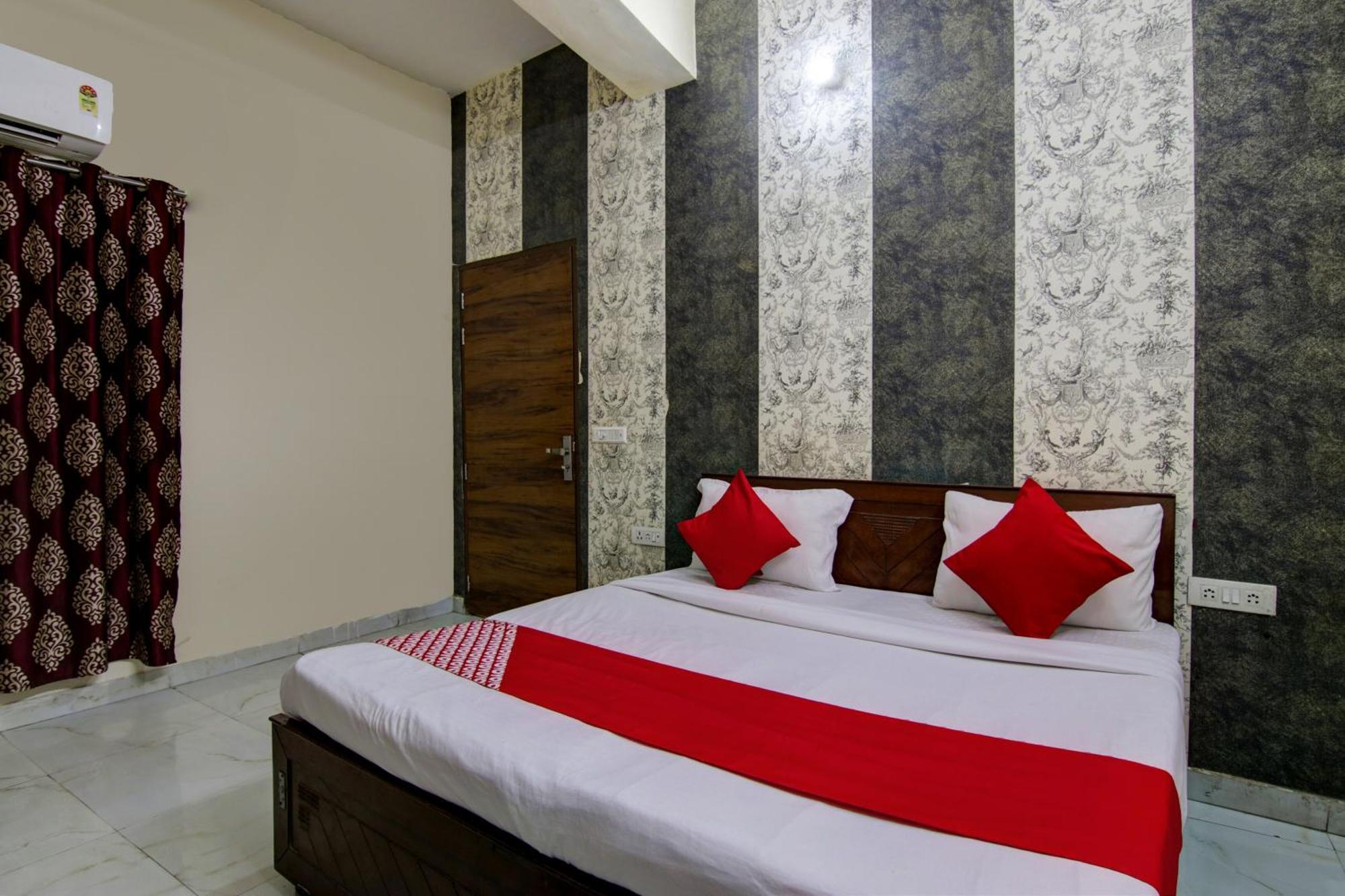Hotel Yash House Ню Делхи Екстериор снимка
