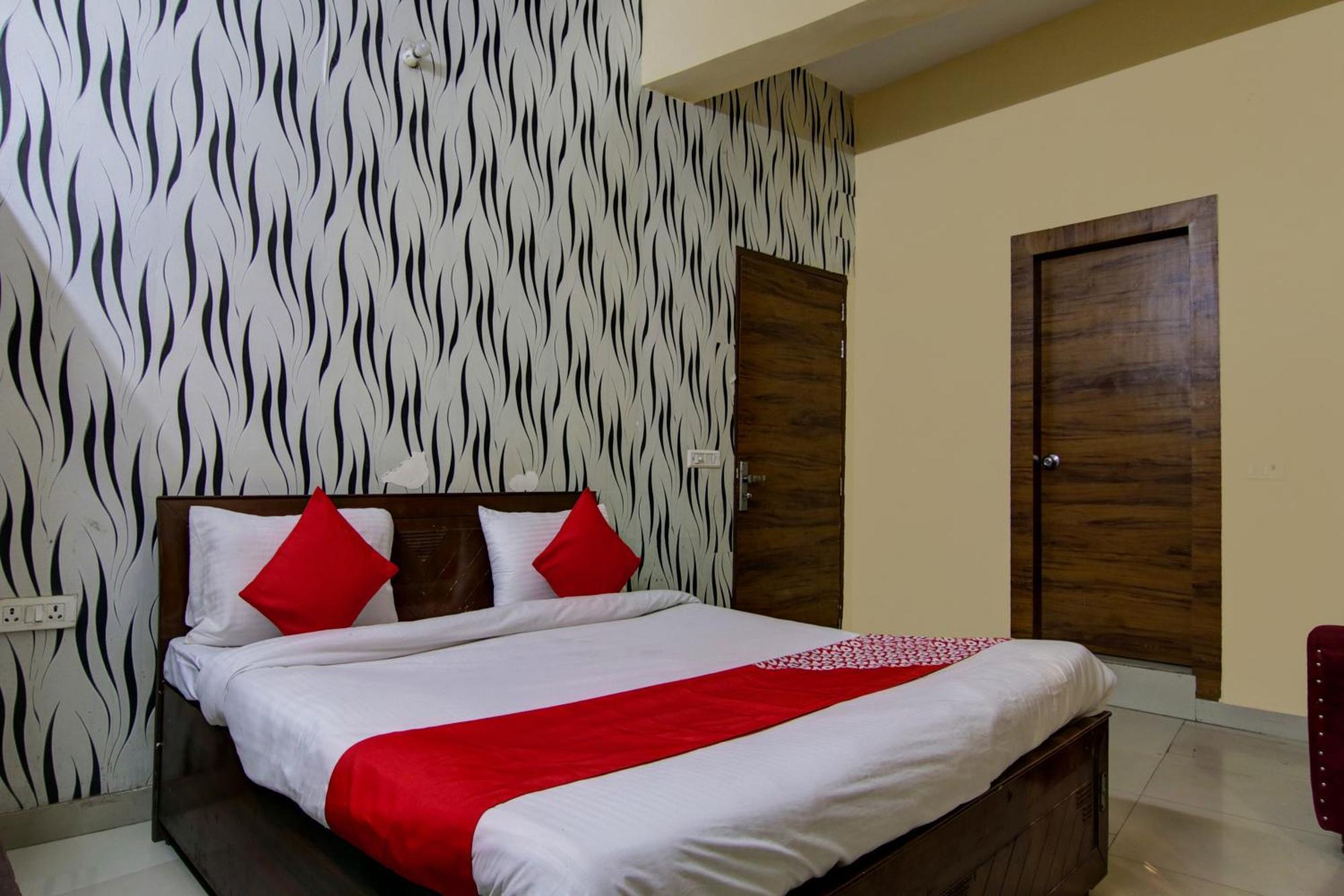 Hotel Yash House Ню Делхи Екстериор снимка