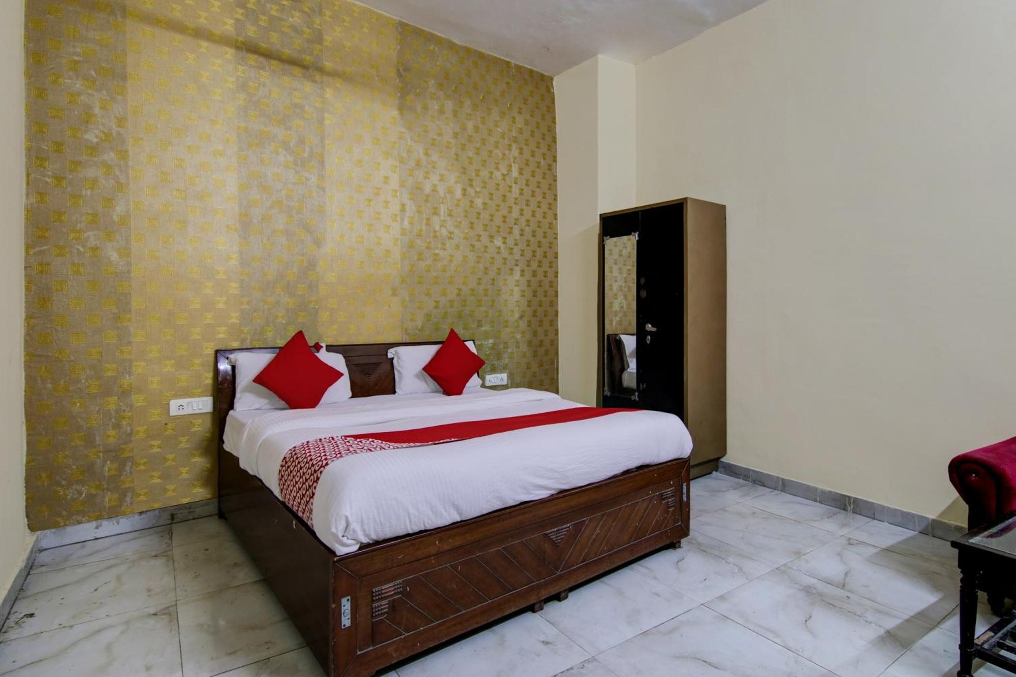 Hotel Yash House Ню Делхи Екстериор снимка