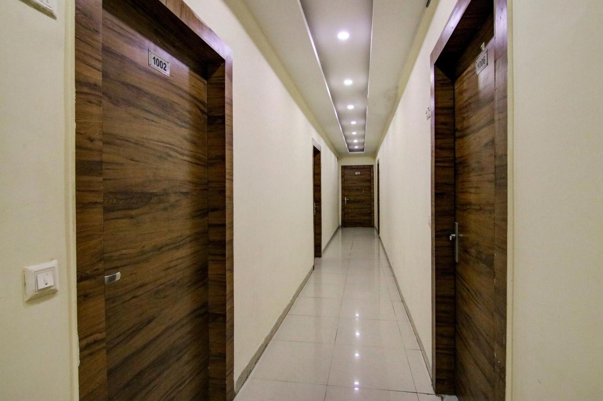 Hotel Yash House Ню Делхи Екстериор снимка